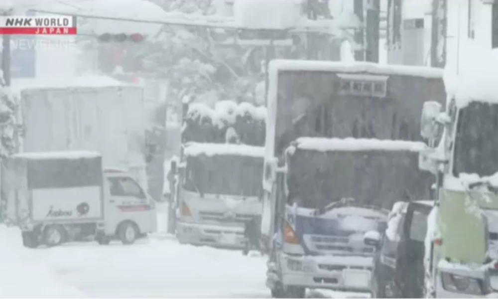 «Άσπρη» η Ιαπωνία: Χιονίζει τρεις μέρες - 10.000 σπίτια χωρίς ρεύμα
